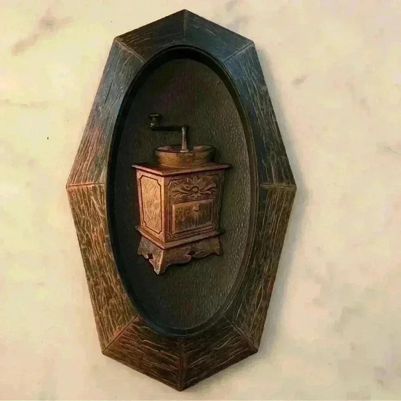 Set of 2  1974 Coppercraft Guild resin wall plaques with copper painted finish - Picture 3 of 9